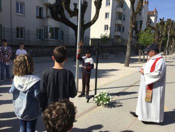 Vendredi 15 avril, des élèves volontaires, accompagnés du père Jean-Robert Courtot, ont prié le Chemin de Croix dans la cour du collège. - Ensemble St Charles