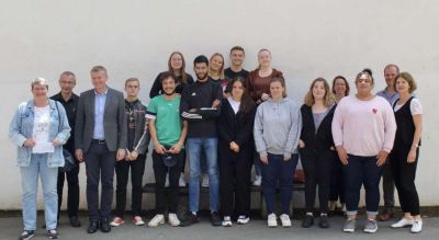 REMISE D’UN CHEQUE PAR LES TERMINALES GESTION ADMINISTRATION A L’ASSOCIATION SUUR NUGU - Ensemble St Charles